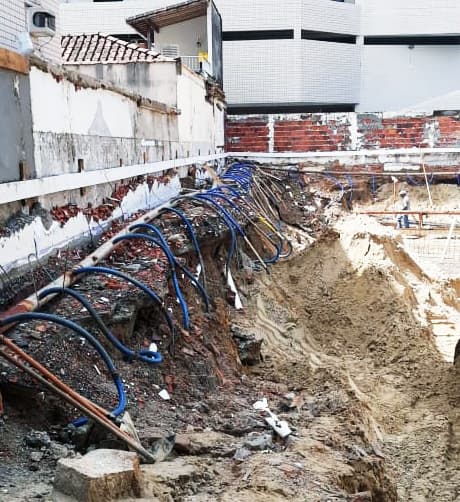 Ponteiras de rebaixamento instaladas ao longo da parede de uma escavação